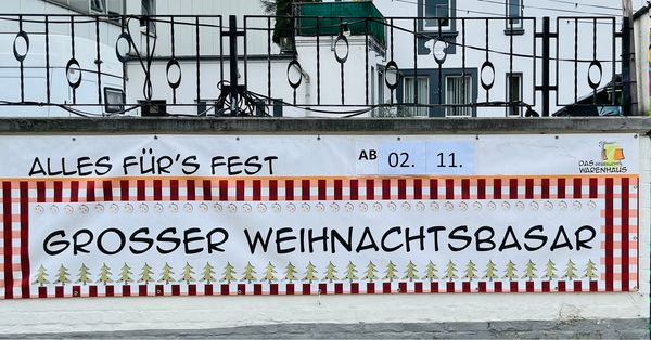 Foto mit dem Banner zum Start unseres Weihnachtsbasars 2024 am 02.11.2024